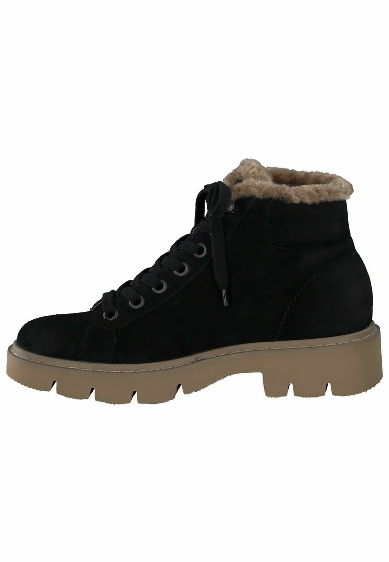 Botas de tobillo de ante negro con un forro de suave beige, puntera redonda y suela de goma gruesa y texturizada con profundos surcos para un mejor agarre.