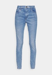 Jeans skinny azul claro com um design clássico de cinco bolsos, apresentando um fecho de botão e zip, feitos de um tecido de denim com um leve desbotamento.