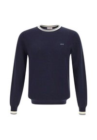 Maglione a maniche lunghe blu navy con bordo bianco su colletto e polsini, caratterizzato da un piccolo triangolo bianco e logo "X" sul petto.
