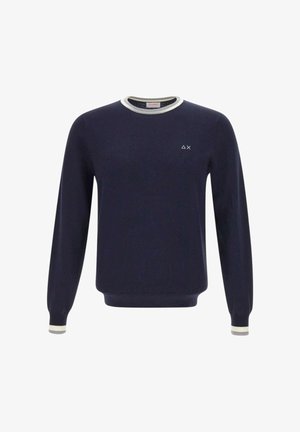 Maglione a maniche lunghe blu navy con bordo bianco su colletto e polsini, caratterizzato da un piccolo triangolo bianco e logo "X" sul petto.