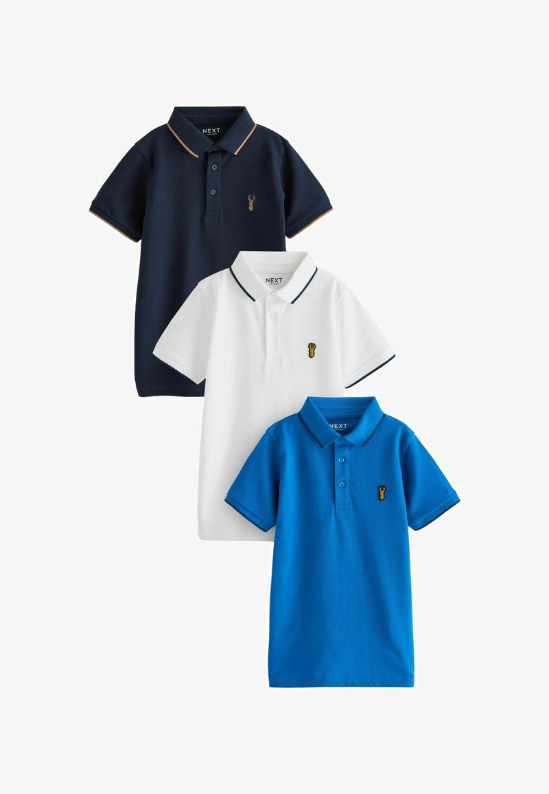 Tři polo trička: námořnické s oranžovými akcenty, bílé s námořnickým lemem a modré se sladěnými akcenty. Každé má malé žluté výšivkové logo.