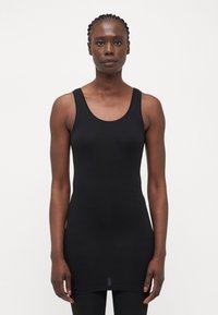 Svart ermeløs tanktop laget av glatt, elastisk stoff, med rund halsutklaring og en litt lengre lengde.