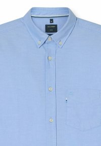 Lichtblauw overhemd met een klassieke kraag, vijf knopen en een zak met een subtiele blauwe accent op de stoftextuur.