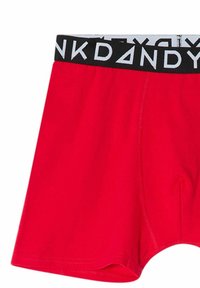 Röda bomullsboxershorts med en svart elastisk midjeband med vit branding och en slät textur. Klassisk snitt med sydd fåll.