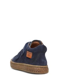 Námořnické semišové kotníkové boty s texturovanou gumovou podešví, vysokým svrškem a hnědými koženými akcenty. Obsahují ploché tkaničky a kulatý podpatek.