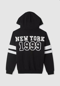 Felpa nera con cappuccio, caratterizzata da una grande stampa bianca "NEW YORK 1999" sul retro e dettagli a righe bianche sulle maniche. Tessuto morbido al tatto.