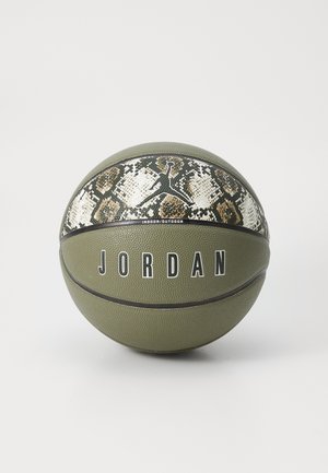 Grüner Basketball mit texturierter Oberfläche, der ein Schlangenhautmuster auf der Oberseite, schwarze Akzente und "JORDAN" in weißen Buchstaben aufweist.