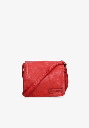 Rode leren crossbodytas met een gestructureerd oppervlak, verstelbare riem en een klein rechthoekig logopatch op de voorklep.