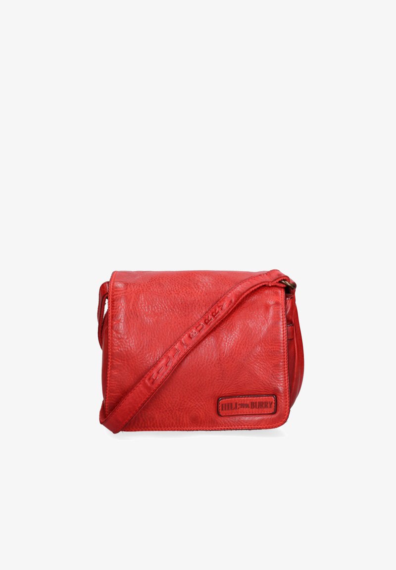 Sac bandoulière en cuir rouge à surface texturée, avec une sangle ajustable et une petite écusson logo rectangulaire sur le rabat avant.