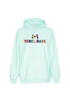 Lyseblå hættetrøje med frontlomme og flerfarvet "REBEL BABE" tekst og logo på brystet.