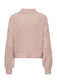 Maglione rosa lavorato a maglia con design corto, caratterizzato da maniche a treccia testurizzate e colletto e orlo a coste.
