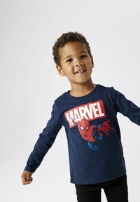 Tamsiai mėlynas ilgomis rankovėmis marškinėliai, pagaminti iš medvilnės, su dideliu raudonu "MARVEL" logotipu ir veiksmu iliustruotais Spider-Man.