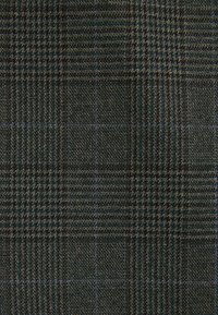 Tissu en laine foncé avec un motif Prince de Galles en noir, gris, marron et des lignes croisées bleu subtil.
