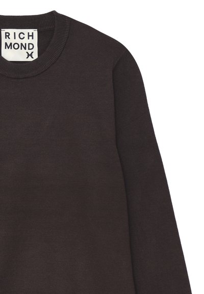 Maglione lungo a maniche con scollo a girocollo in maglia di colore marrone scuro, dotato di un'etichetta bianca con la scritta "RICHMOND X" all'interno del colletto.