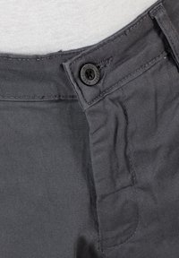 Graue Stoffhosen mit glatter Textur, ausgestattet mit einem schwarzen Knopfverschluss an der Taille und dezenten Nähdetails.