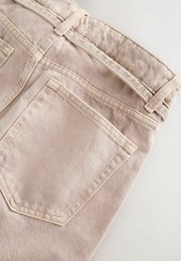 Ljust rosa denimshorts med synlig midjeband, sömnadsfickor och en strukturerad tyg. Bakfickan pryds av en ren skärning.