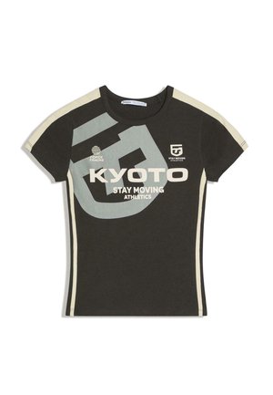 Tricou sport de culoare gri închis, cu mâneci scurte, dungi bej și text mare „KYOTO STAY MOVING ATHLETICS” și logo-uri pe partea din față.