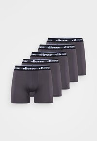 Fünf Paare dunkelgrauer Boxershorts mit einem schwarzen Bund, der das weiße "ellesse"-Branding trägt. Glatte Textur und enganliegendes Design.