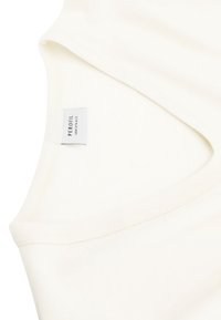 Top senza maniche color crema con scollatura rotonda e un'etichetta che recita "PEROFIL LAMASTA & CO." Tessuto morbido e liscio con un design semplice.