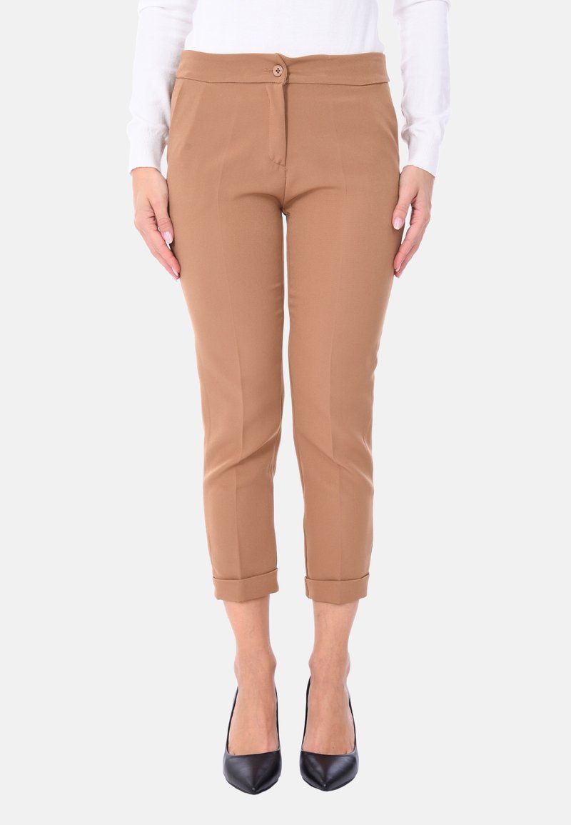 Pantaloni marroni aderenti con orlo arrotolato, dotati di chiusura frontale con bottone, realizzati in tessuto liscio e elastico. Indossati con tacchi alti neri.