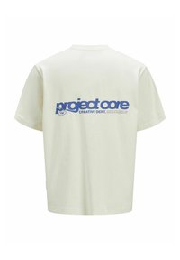 Kreemi puuvillane T-särk, mille seljal on sinine graafiline print tekstiga "project core" ja "CREATIVE DEPT." paksudes tähtedes. Lühikesed varrukad.