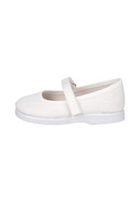 Zapato tipo Mary Jane de lona blanca con una correa ajustada, punta redonda y suela plana de goma blanca; presenta un sencillo bordado en la parte superior.