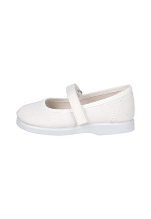 Zapato tipo Mary Jane de lona blanca con una correa ajustada, punta redonda y suela plana de goma blanca; presenta un sencillo bordado en la parte superior.