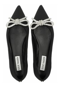 Chaussures plates noires avec un design à bout pointu. Décorées d'un nœud en rhinestones argentés à l'avant. Dessus en tissu lisse.