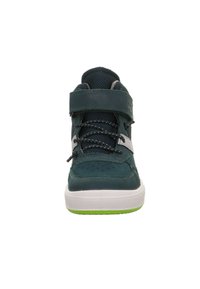 Sneaker alta in suede verde scuro con accenti grigi, suola intermedia bianca e suola esterna verde brillante. Caratterizzato da una cintura e un design con lacci.