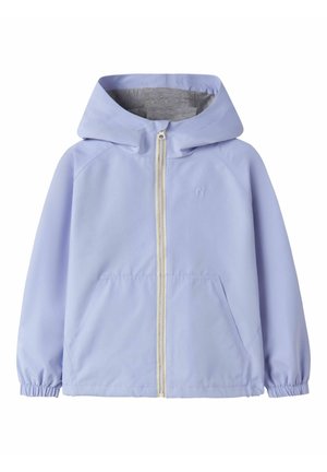 Jasnofioletowa kurtka z kapturem, zapinana z przodu na zamek, z elastycznymi mankietami i dwoma przednimi kieszeniami, przedstawiona na białym tle.