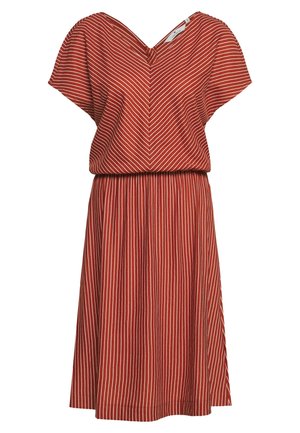 Rode jurk met witte verticale strepen, korte mouwen en een V-hals; taille met plooien die uitloopt in een uitlopende rok. Gladde stoftextuur.