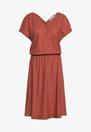 Rød kjole med hvide lodrette striber, korte ærmer og V-udskæring; taljen er samlet og fører til en udvidet nederdel. Glat stoftekstur.