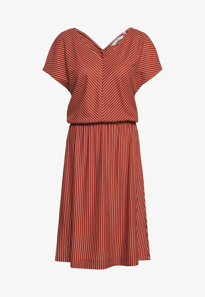 Robe rouge à rayures verticales blanches, manches courtes et encolure en V ; taille froncée menant à une jupe évasée. Texture de tissu lisse.