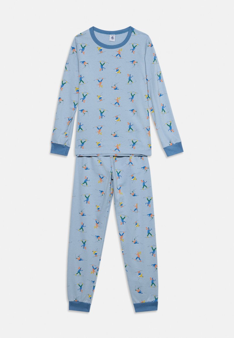 Ensemble pyjama bleu clair à manches longues et pantalon avec imprimé skieur coloré, et poignets et col bleu foncé.