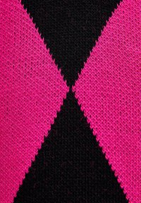 Tessuto a maglia caratterizzato da colori audaci rosa e nero disposti in un motivo a diamante, con una trama liscia e dettagli di cucitura visibili.