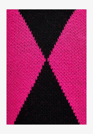 Tessuto a maglia caratterizzato da colori audaci rosa e nero disposti in un motivo a diamante, con una trama liscia e dettagli di cucitura visibili.