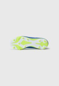 Suola di scarpa da calcio blu con superficie decorata da un motivo e accenti gialli e dettagli bianchi. Chiodata per una migliore aderenza sui terreni erbosi.