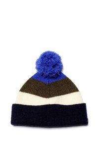 Il berretto di lana presenta strisce orizzontali blu, verde, crema e blu scuro, coronato da un soffice pom-pom blu. Texture morbida, design caldo.
