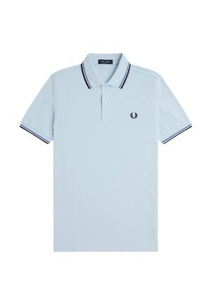 Lichtblauw poloshirt met korte mouwen, tweeknopssluiting, marineblauwe en witte gestreepte kraag en mouwranden, en een klein zwart lauwerkranslogo op de borst.