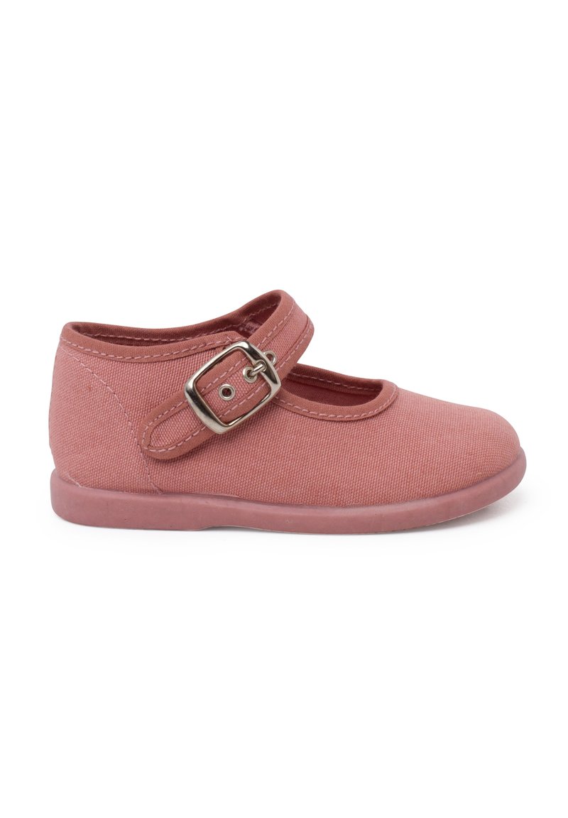 Zapatos Mary Jane en lienzo rosa con puntera redonda, acabado texturizado y detalle de correa con hebilla. Suela de goma y diseño de tacón bajo.