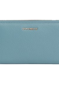 Niebieski skórzany portfel o teksturowanej powierzchni, z logo w kolorze złotym i zapięciem na zamek. Kompaktowy design odpowiedni do noszenia najpotrzebniejszych rzeczy.