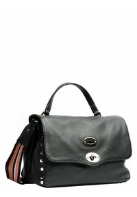Borsa a tracolla in pelle nera con finitura testurizzata, chiusura a patta, hardware in argento e una tracolla a righe. Presenta dettagli a borchie sui lati.