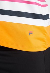 Polo a righe con linee orizzontali in bianco, rosa e blu navy; presenta un fondo arancione solido e un logo in colori a contrasto.