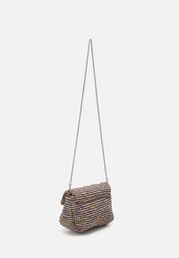 Borsa a tracolla in tessuto intrecciato con motivo multicolore, tracolla in metallo argentato e forma rettangolare leggermente imbottita con chiusura a patta.