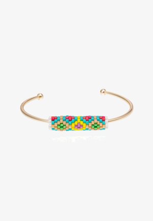 Bracelet manchette en métal doré avec un centre coloré en perles affichant des motifs bleu, jaune, rose et vert. Texture lisse, design ouvert.