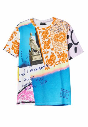 T-shirt à manches courtes avec motifs floraux orange, photo d'une statue, blocs abstraits bleus et roses, et texte manuscrit bleu sur fond blanc.