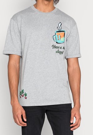 Szary bawełniany t-shirt z krótkimi rękawami, z haftowanym motywem filiżanki kawy i napisem oraz haftem kwiatowym na dole po lewej stronie.