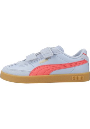 Zapatilla Puma azul claro con franja lateral coral, doble cierre de velcro y suela de goma color caramelo, vista desde el lado exterior.