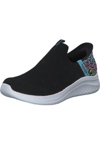 Czarne sneakersy bez sznurówek z teksturowanym, dzianinowym wierzchem, białą podeszwą i kolorowymi akcentami w leopardzi wzór na pięcie i bocznej części.