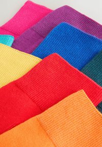 Próbki tkanin w różnych kolorach: różowy, fioletowy, niebieski, zielony, żółty, czerwony, pomarańczowy, o prążkowanej fakturze i prostokątnym kształcie.